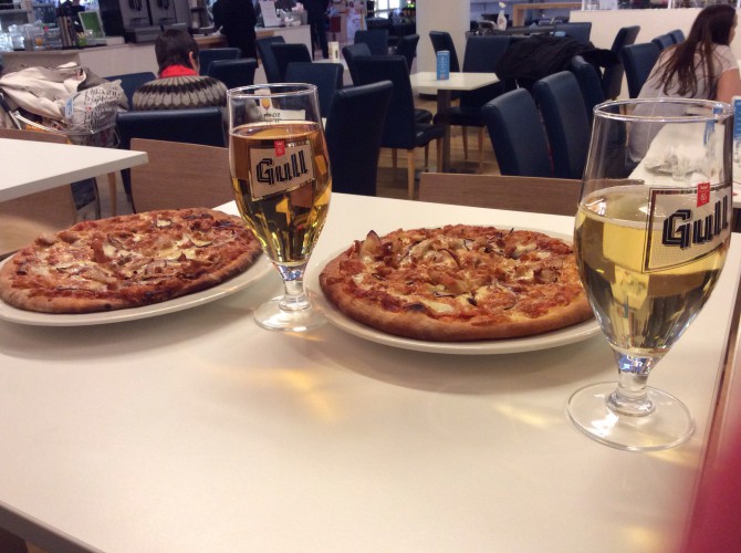 Pizza and beer waiting for our flight!!!